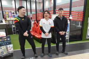 ソフネットジャパンで働くストレッチトレーナーの様子