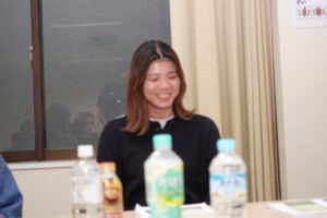 お客様と笑顔でコミュニケーションを取るストレッチトレーナー