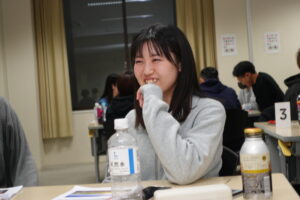 店舗で社員とコミュニケーションを取るソフネットジャパン代表の中村