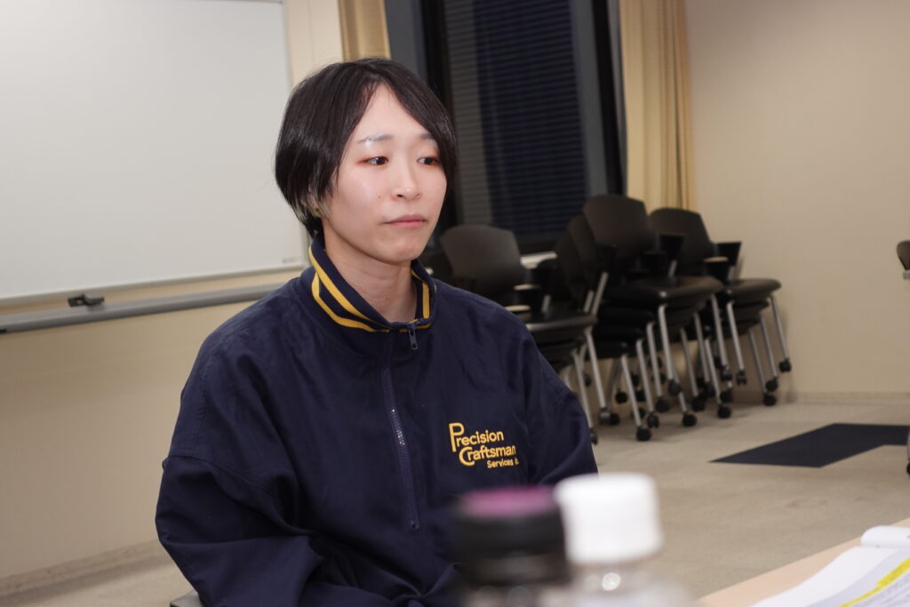 及川栞選手へのストレッチの様子