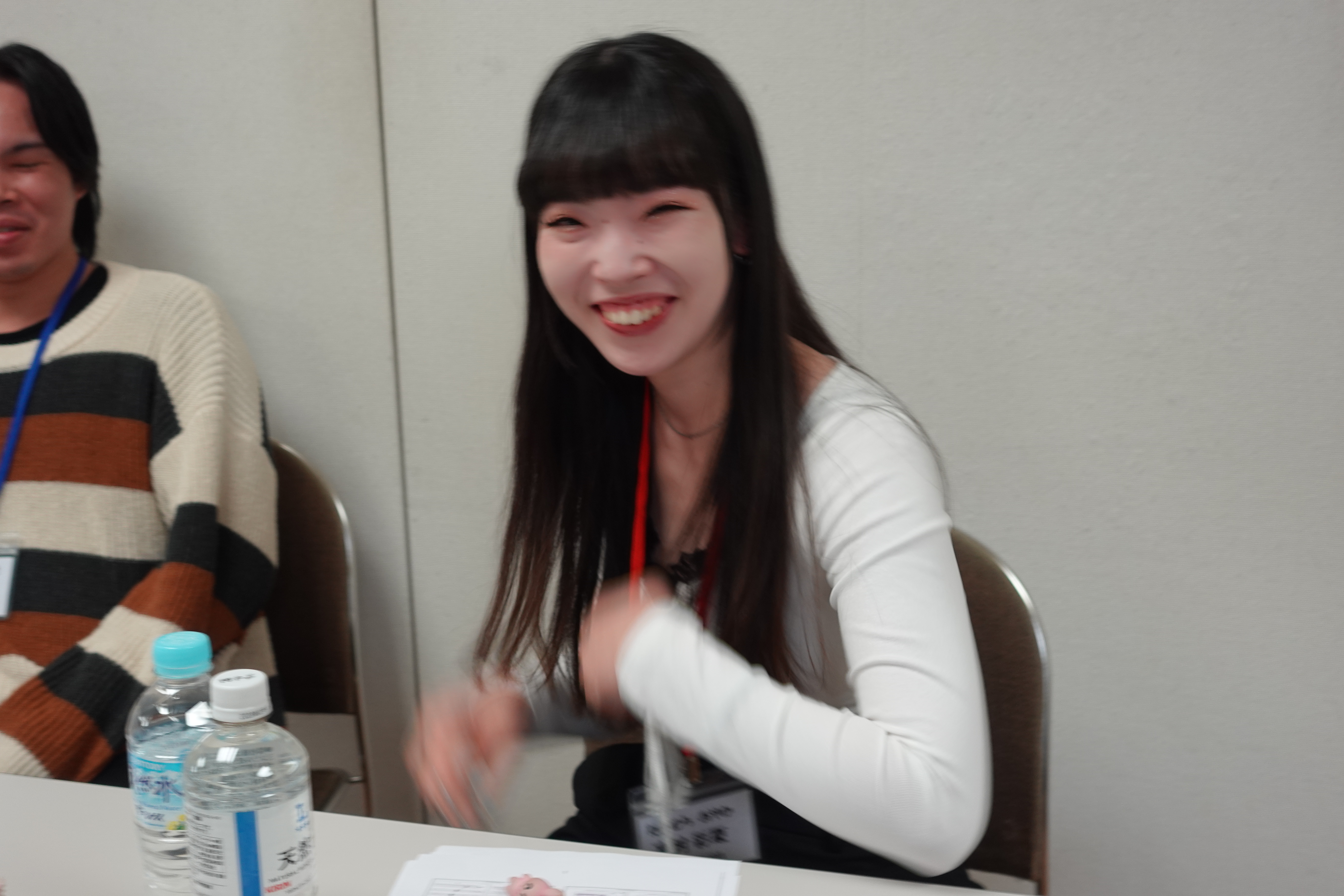 明るい雰囲気の中で働くソフネットジャパンのスタッフ