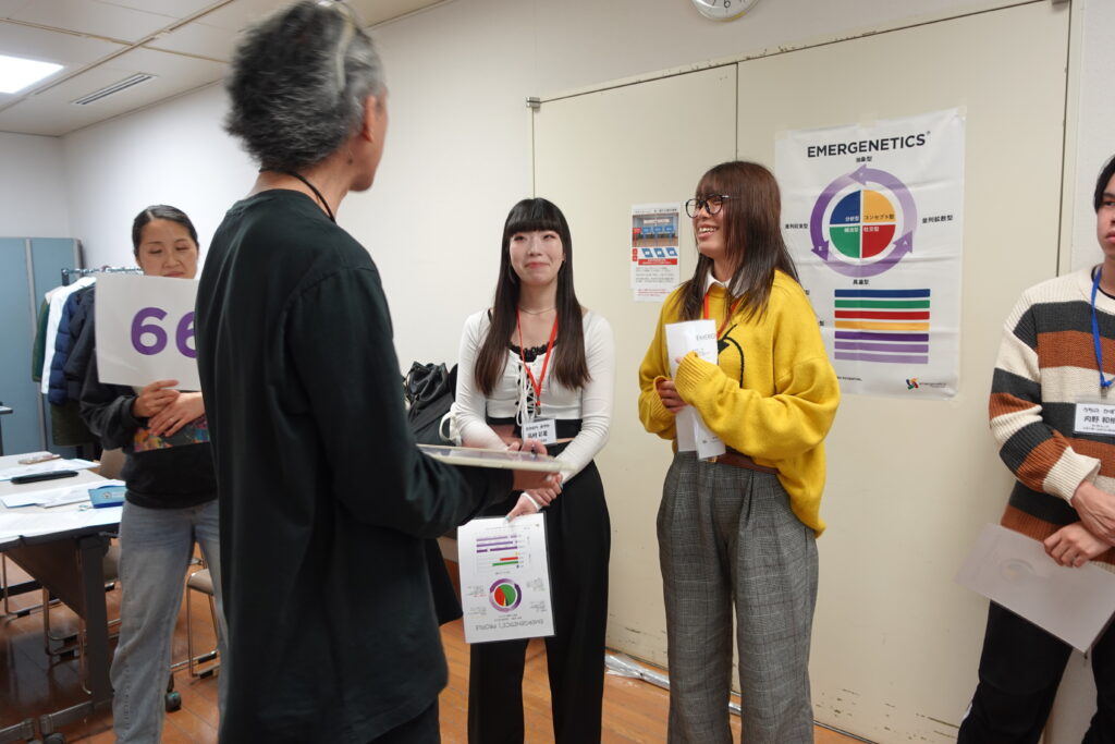 ソフネットジャパンの社員が集まり話し合っている様子