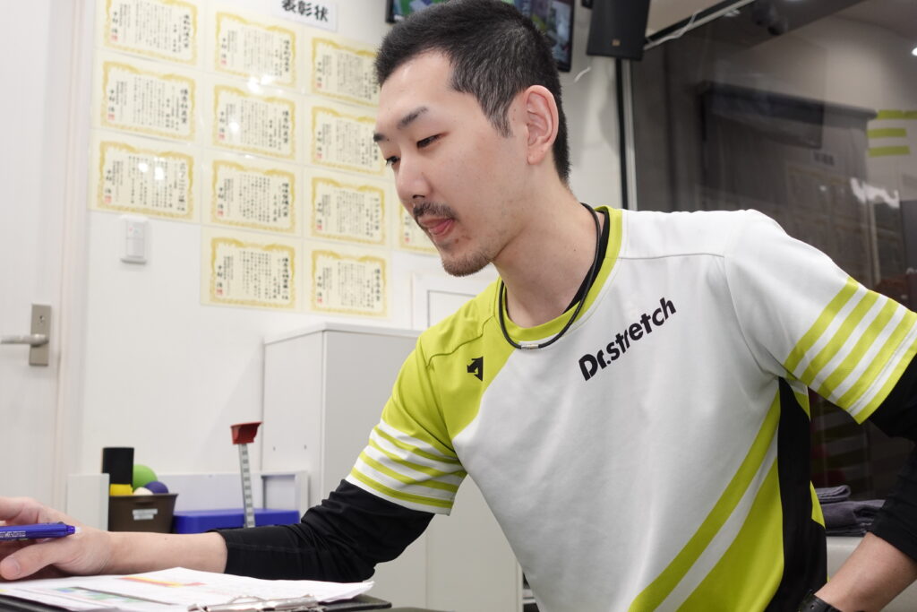 お客様とのコミュニケーションを大切にするDr.stretch立川店のトレーナー