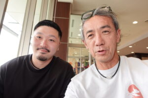 Dr.stretchの店舗でトレーナーがお客様と向き合う様子