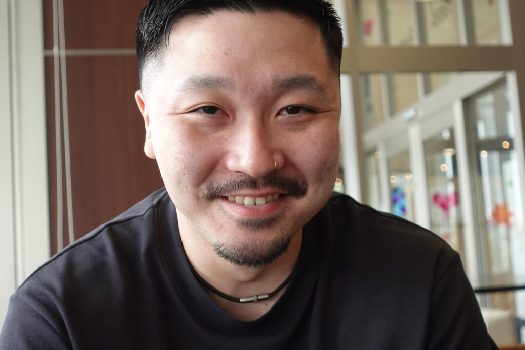 ソフネットジャパンの店舗で働くスタッフの様子