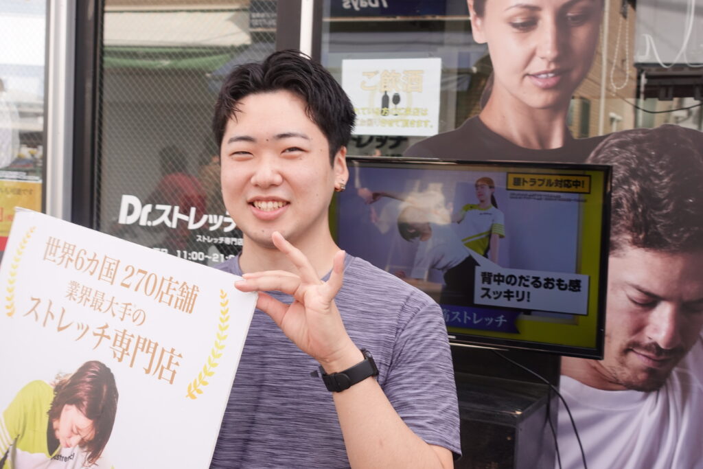 Dr.stretch秋津店でお客様に向き合うストレッチトレーナー