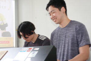 ソフネットジャパンの社員が協力して働く様子