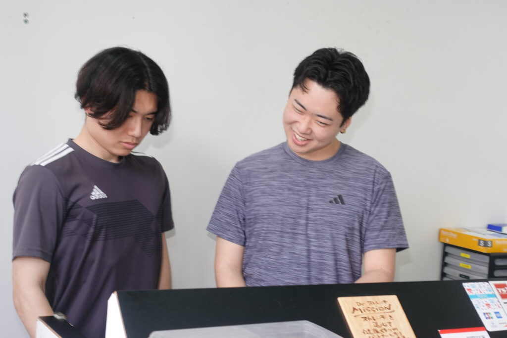 ドクターストレッチのトレーナーがお客様にストレッチを行う様子