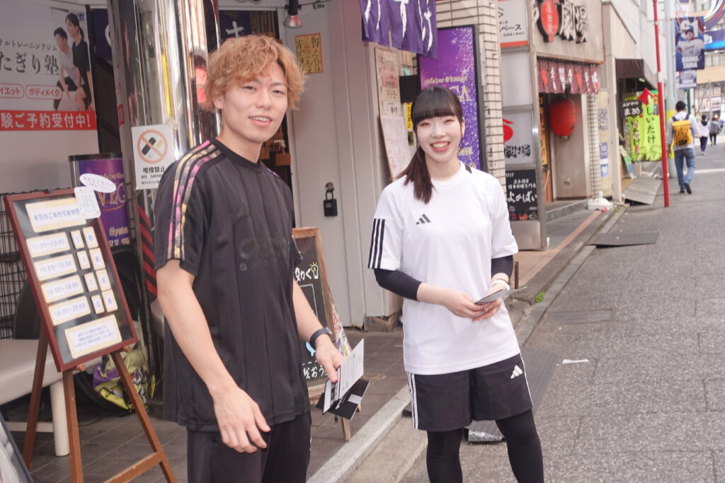 Dr.stretch所沢店でお客様と向き合うトレーナー