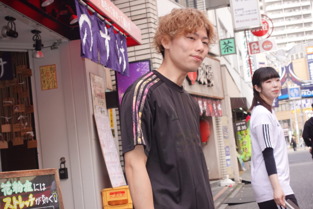 Dr.stretch所沢店でお客様にストレッチを行うトレーナー
