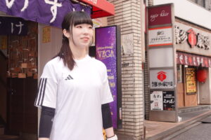ソフネットジャパンの職場で協力して働く社員