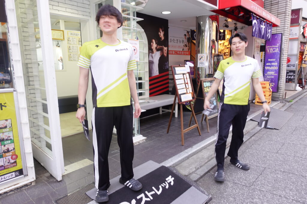 ドクターストレッチ所沢店でお客様に向き合うトレーナー