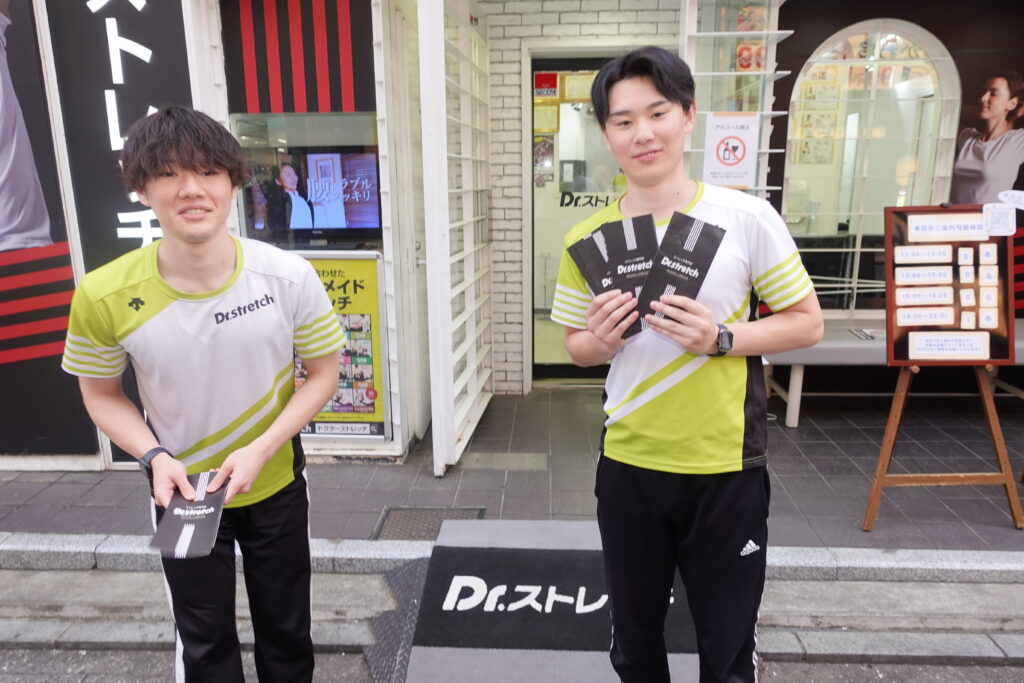 チームで協力して働くDr.stretch所沢店のスタッフ