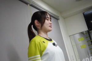 ソフネットジャパンでスタッフ同士が対話している様子