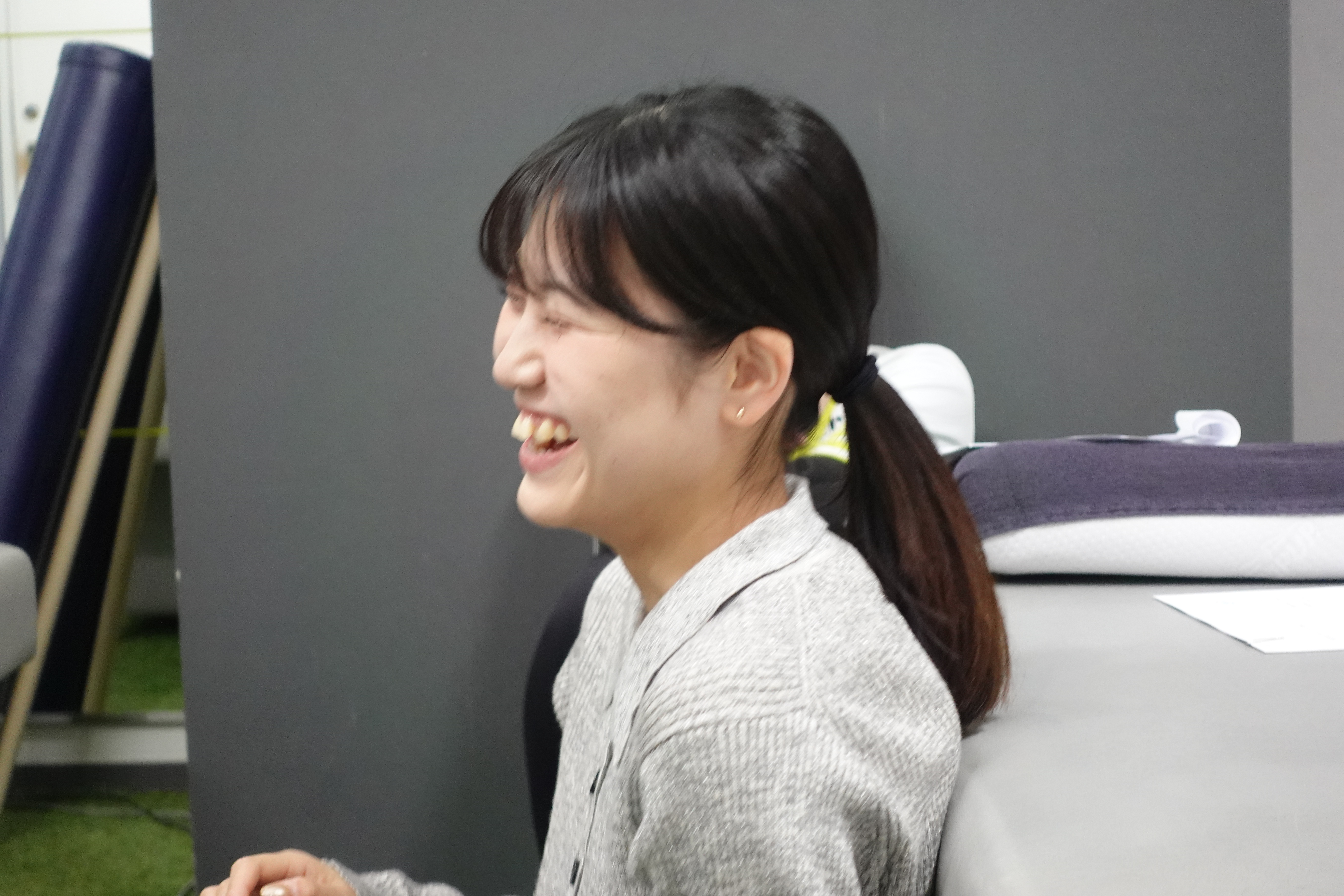 ソフネットジャパンで働くストレッチトレーナーの様子
