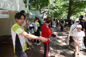 Dr.stretch立川店でスタッフがお客様と向き合う様子