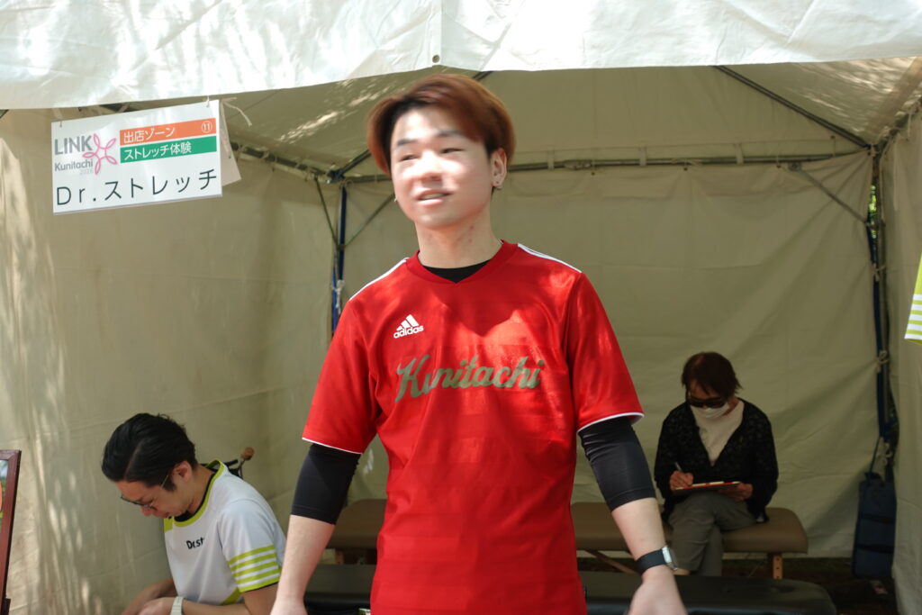陸上競技で培った「相手を見る力」。入社4年目・アドバンストレーナーの感動創造秘話