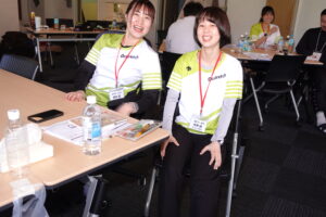 お客様の身体の状態に合わせてストレッチを行うトレーナー