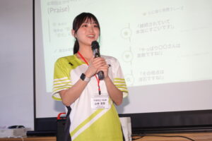 ソフネットジャパンのスタッフが相手の考えを引き出す対話をしている様子