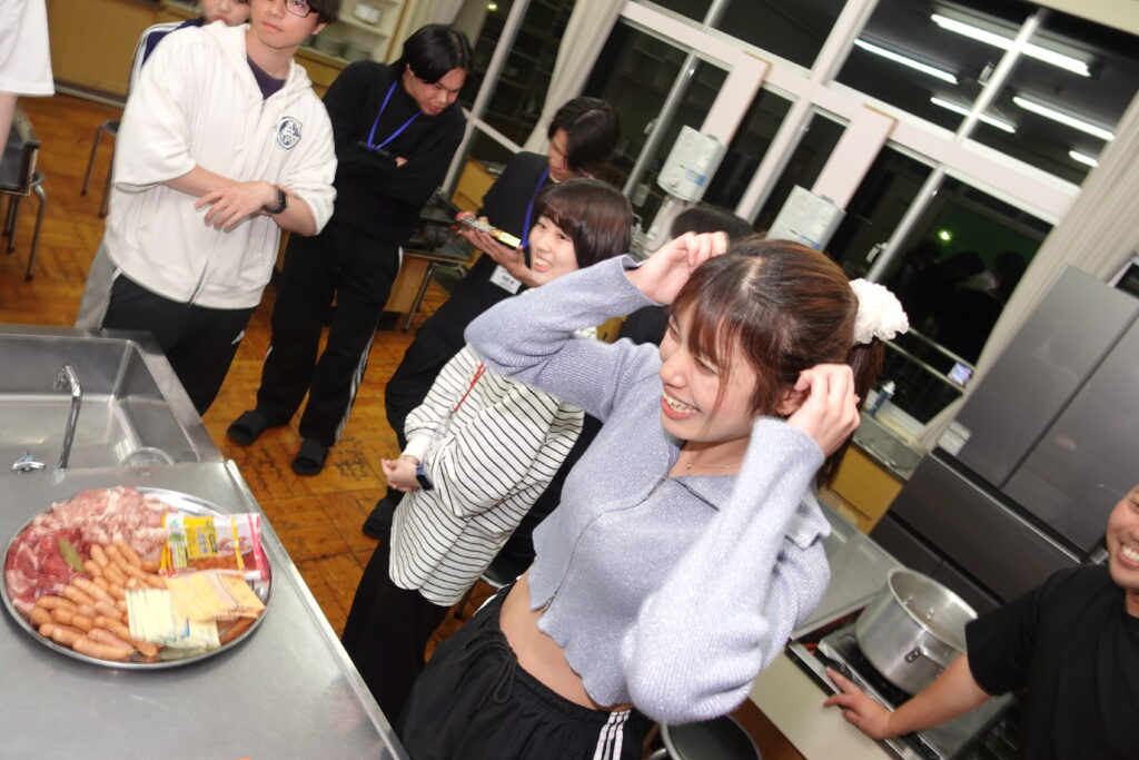 施術技術を確認しながら練習するストレッチトレーナー