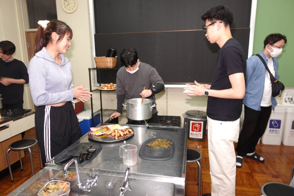 店舗で働くソフネットジャパンの社員の様子
