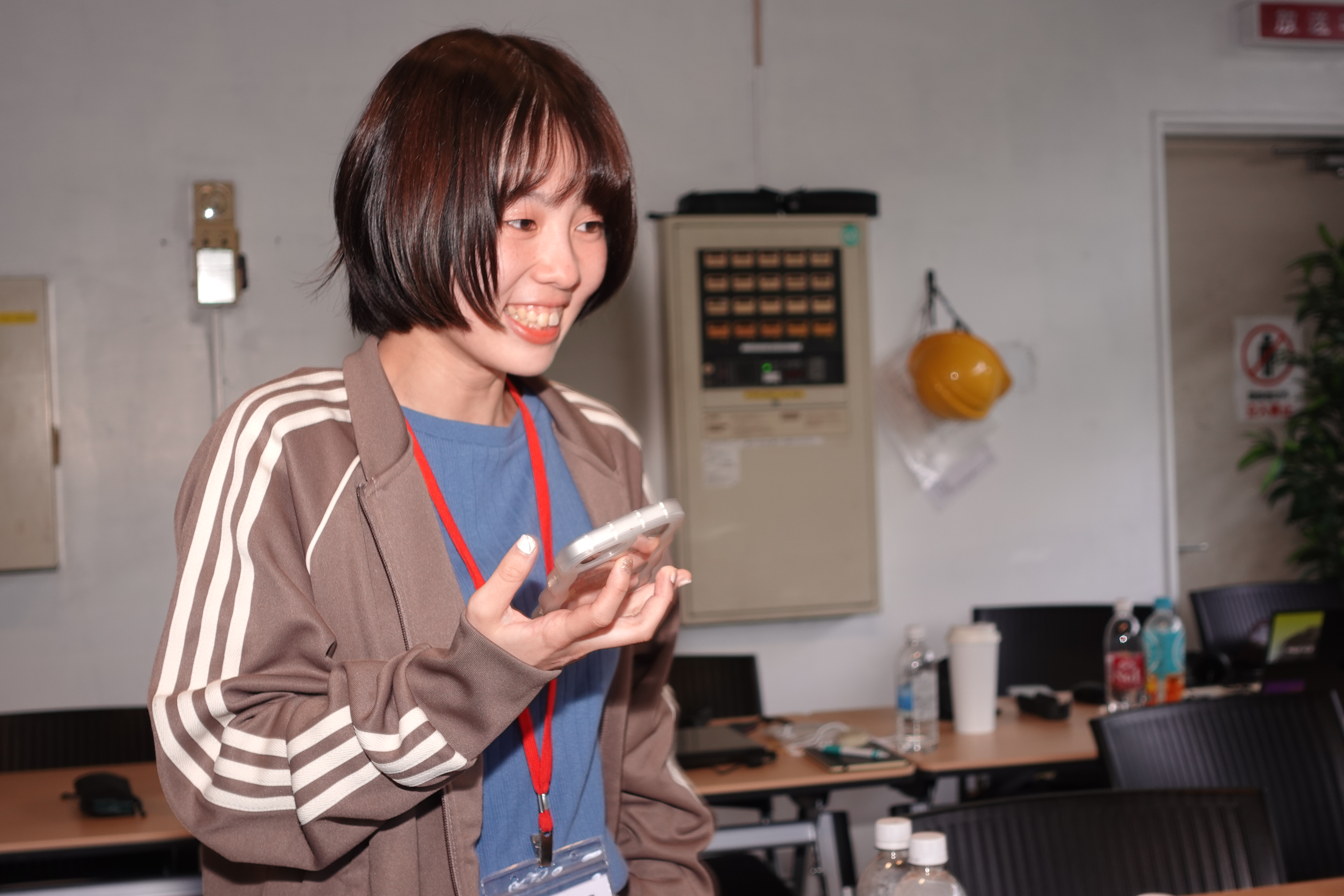 店舗で新卒トレーナーのストレッチを受ける様子
