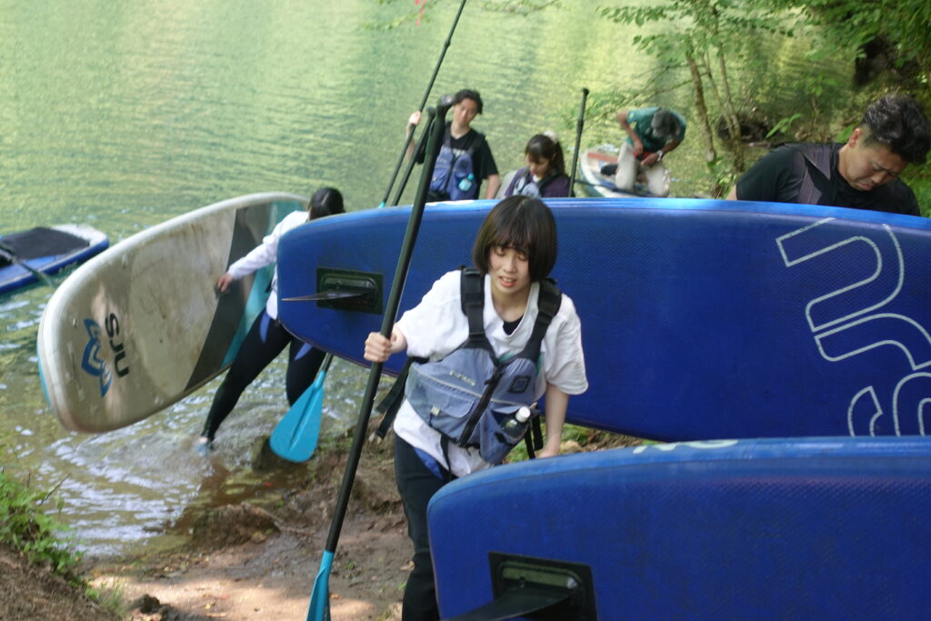 ★新卒研修の最終日はSUP！湖で体感するソフネットジャパンの研修制度