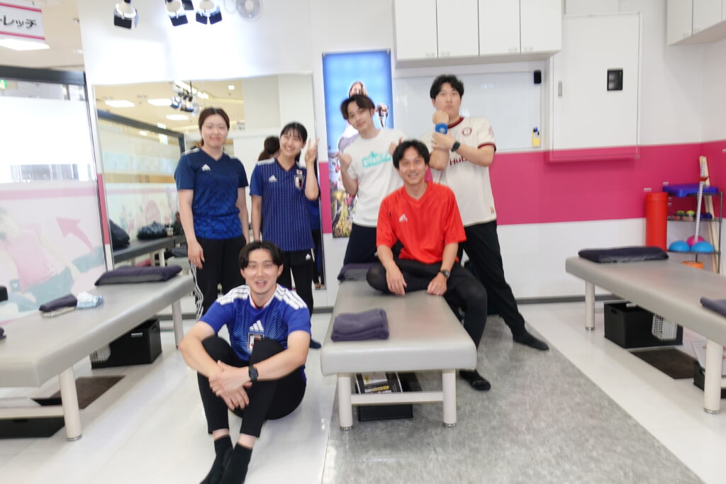 店舗の仲間と支え合いながら学ぶストレッチトレーナー