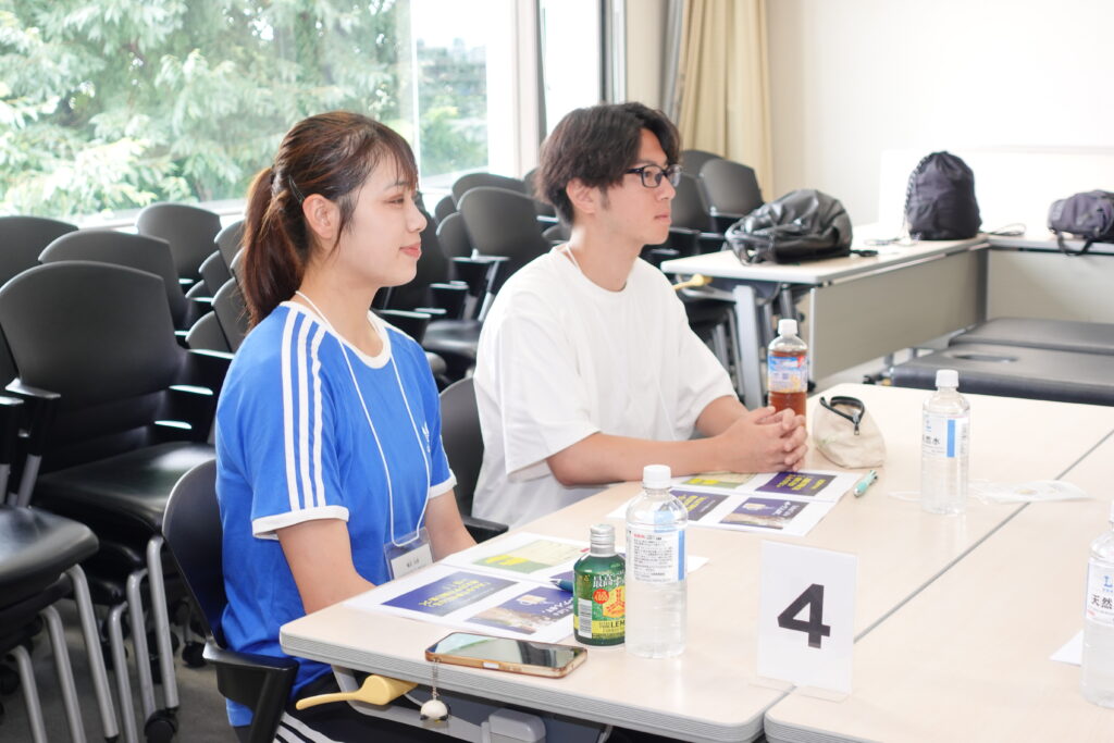 店舗で協力しながら働くソフネットジャパンの社員