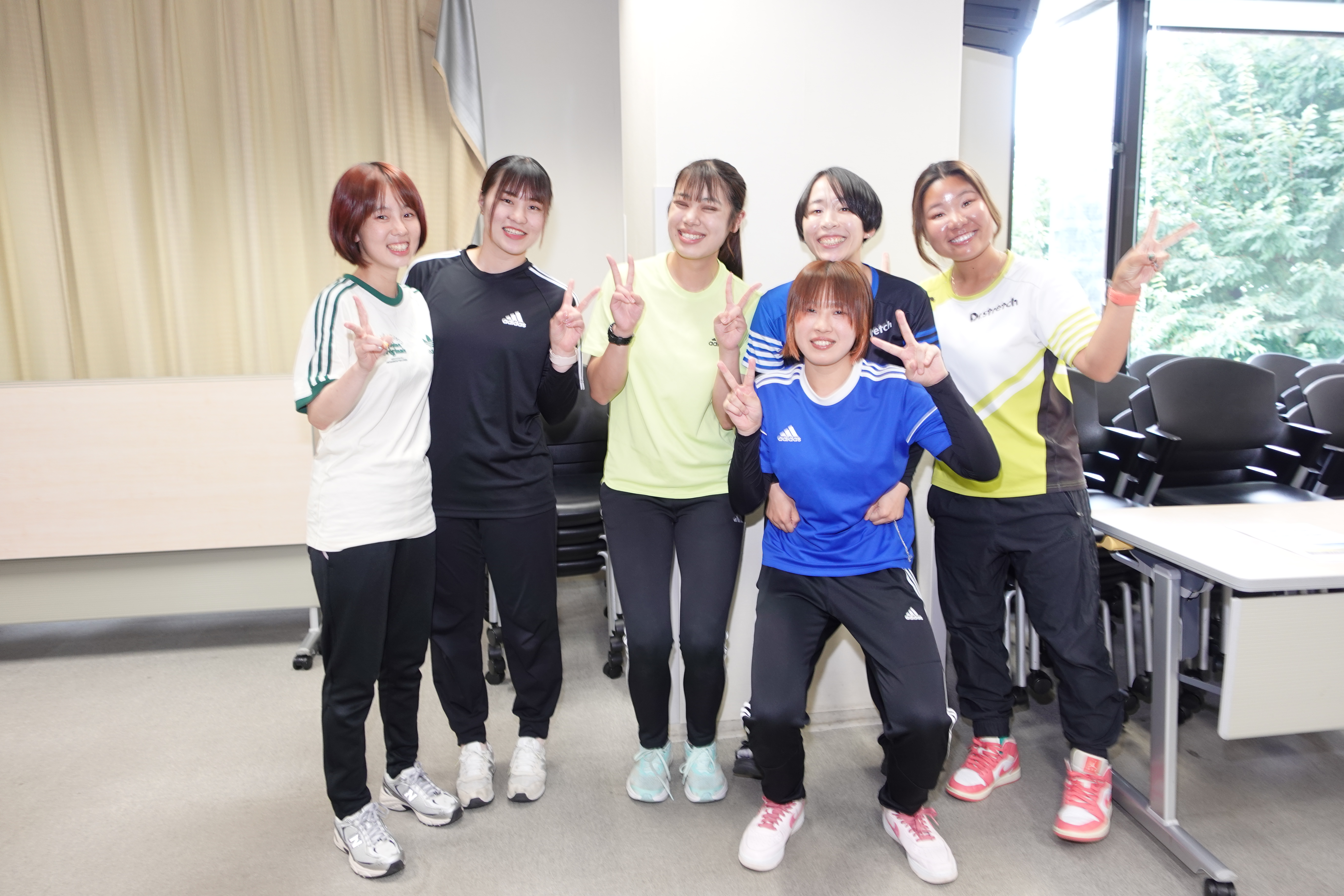 お客様にストレッチを行うトレーナー