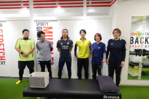 ソフネットジャパンの店舗で社員が理念を行動に移している様子