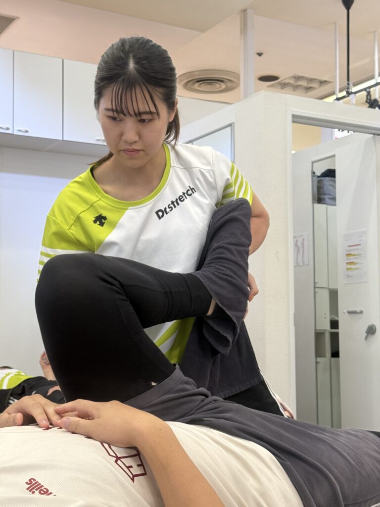 お客様の身体をサポートするドクターストレッチのトレーナー