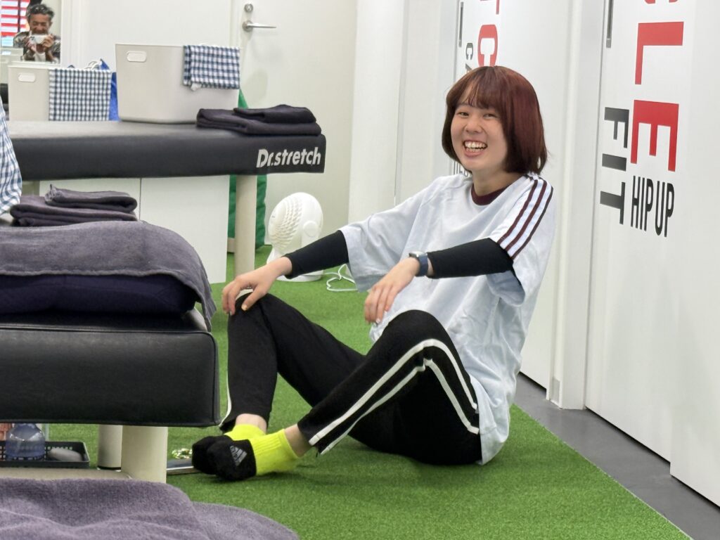 ドクターストレッチ国立店でお客様に向き合うトレーナー
