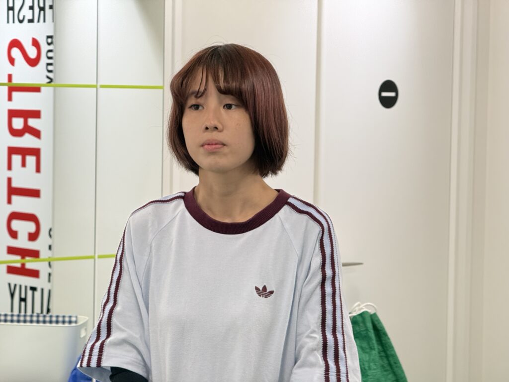 ソフネットジャパンのスタッフがチームで交流する様子