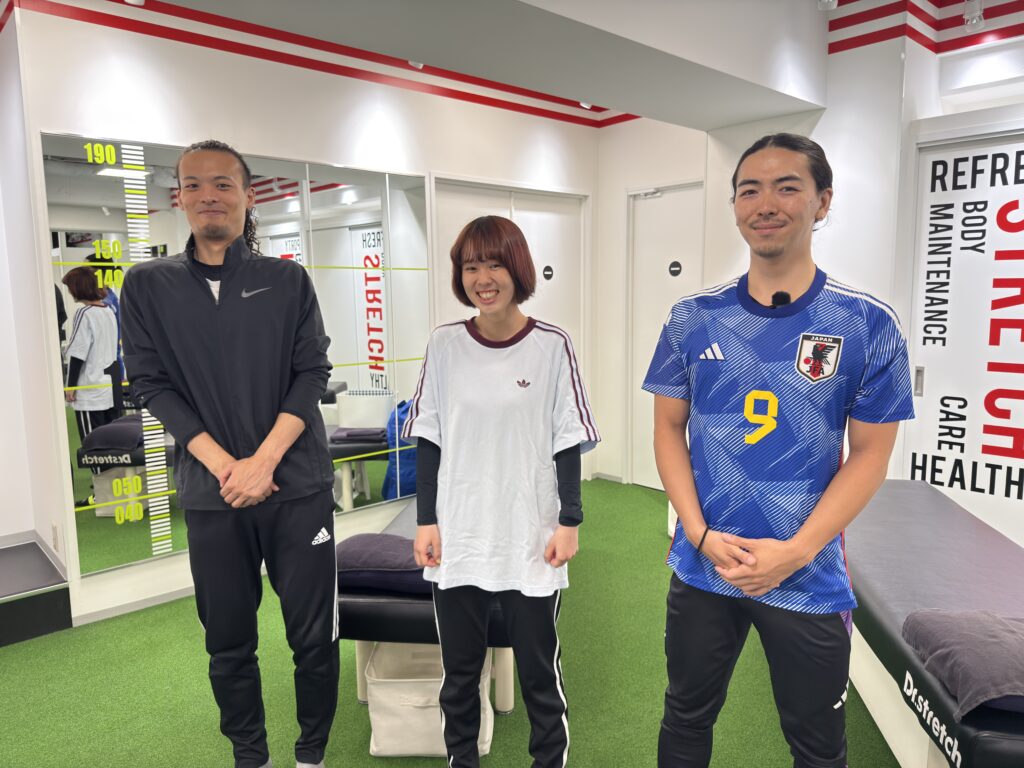 Dr.stretchのスタッフ同士が協力して働く様子