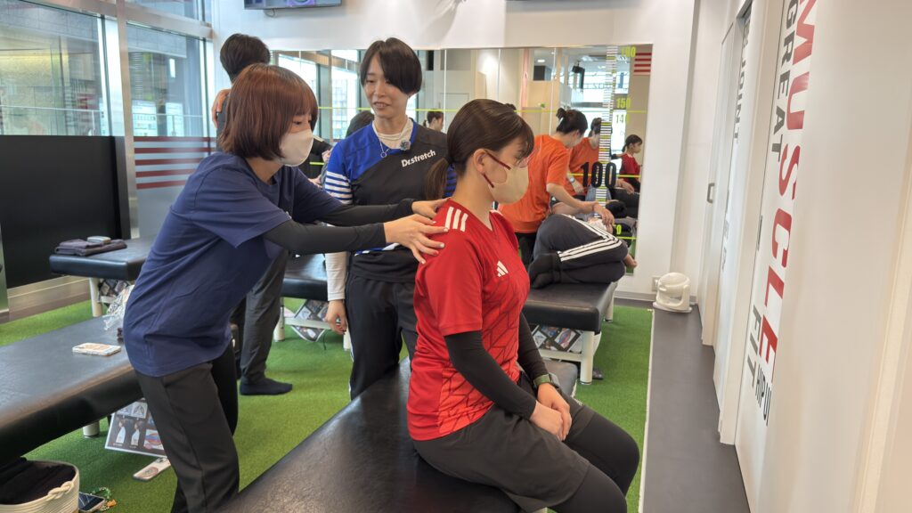 ストレッチ技術と体の使い方を学ぶ様子