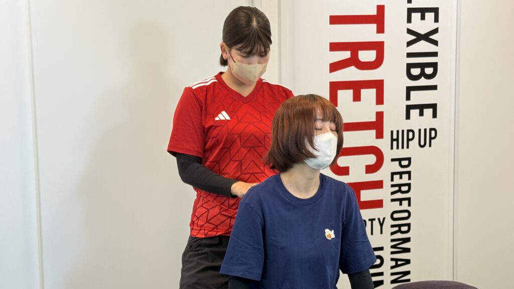 未経験からストレッチ技術を学ぶ研修の様子