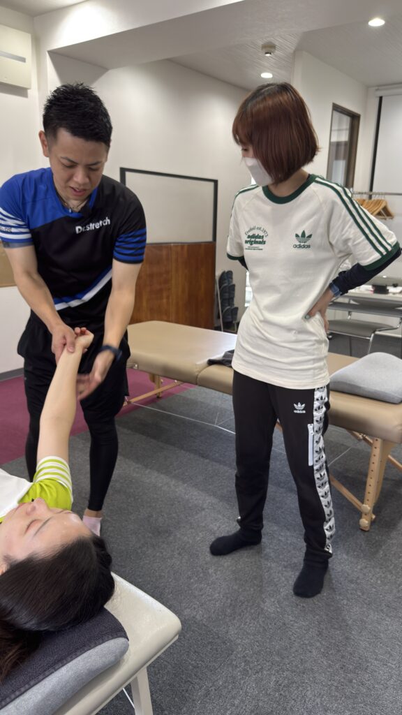 立川店で働く古見トレーナー