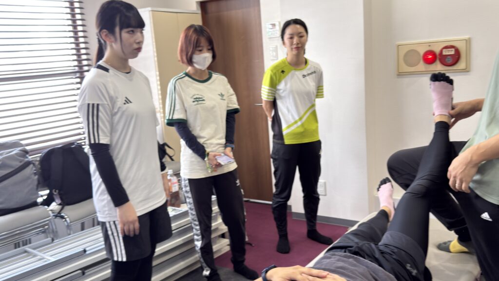 店舗デビュー後も技術を学ぶドクターストレッチのトレーナー