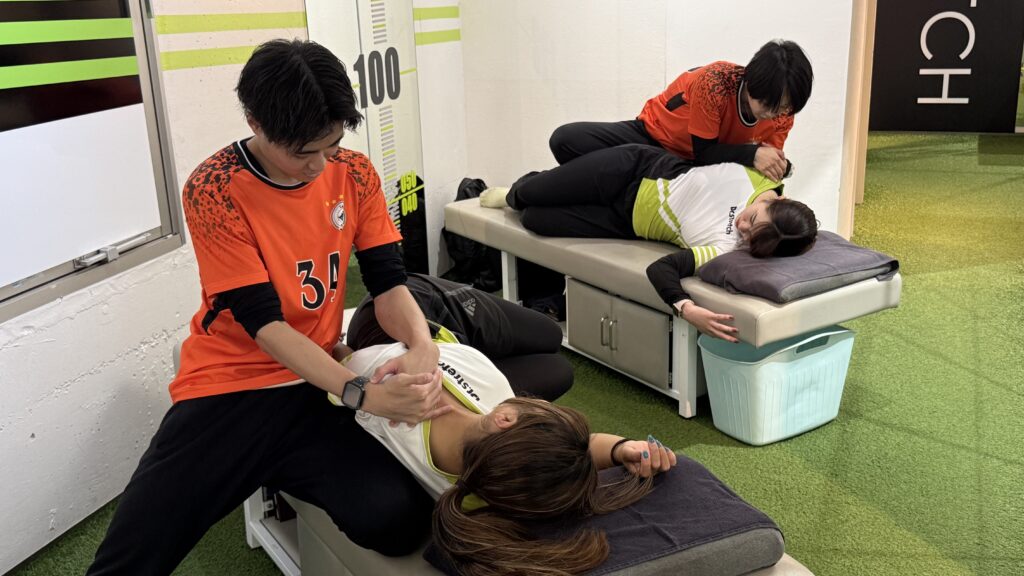 お客様の状態を確認しながら提案を考えるグランドトレーナー