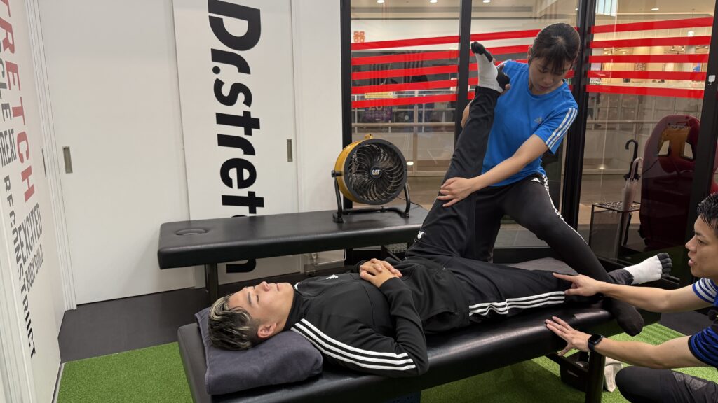 社内研修に参加するストレッチトレーナー