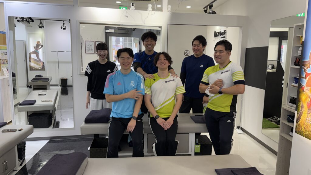 お客様に合わせてストレッチを考えるトレーナー