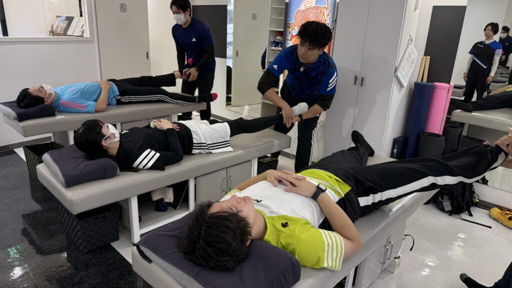 所沢店の特別朝礼で接客を学ぶスタッフ