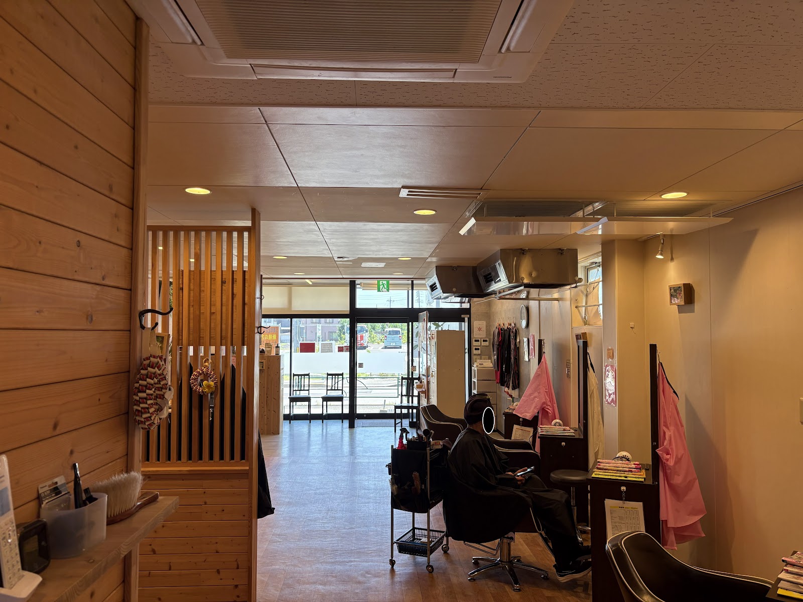 ヘアーランドあきる野店を訪れる前に|あきる野で営業時間と定休日を確認して美容室を選びたい方の店舗ガイドに関連するソフネットジャパン / Dr.ストレッチ / ヘアーランドのヘアーランドあきる野店の店舗・雰囲気の写真 1