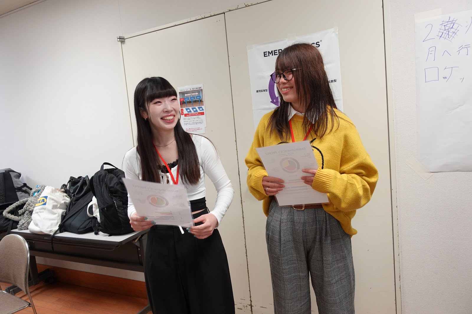 ソフネットジャパンの研修で参加者同士が話す様子