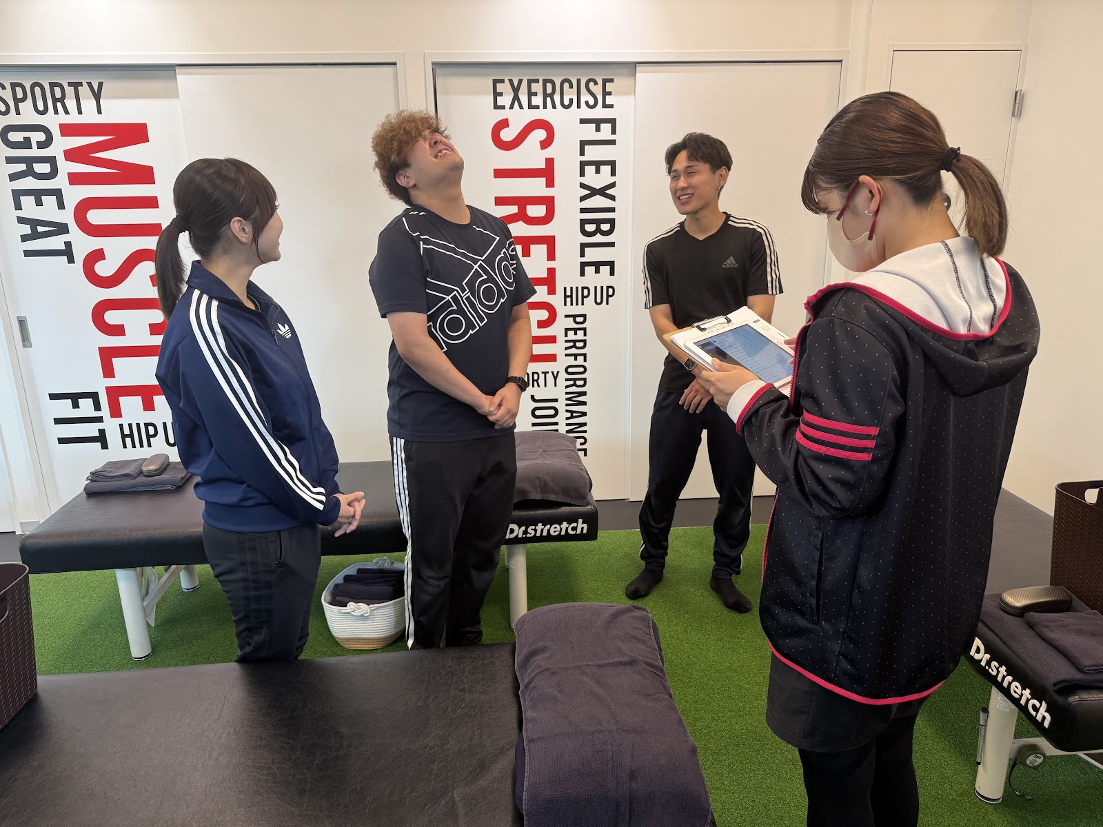 中野でデスクワークで同じ姿勢が続いた後に体を整えたい方へ Dr.ストレッチナカノサウステラ店の予約前確認ポイントに関連するソフネットジャパン / Dr.ストレッチ / ヘアーランドのナカノサウステラ店の店舗・雰囲気の写真 2