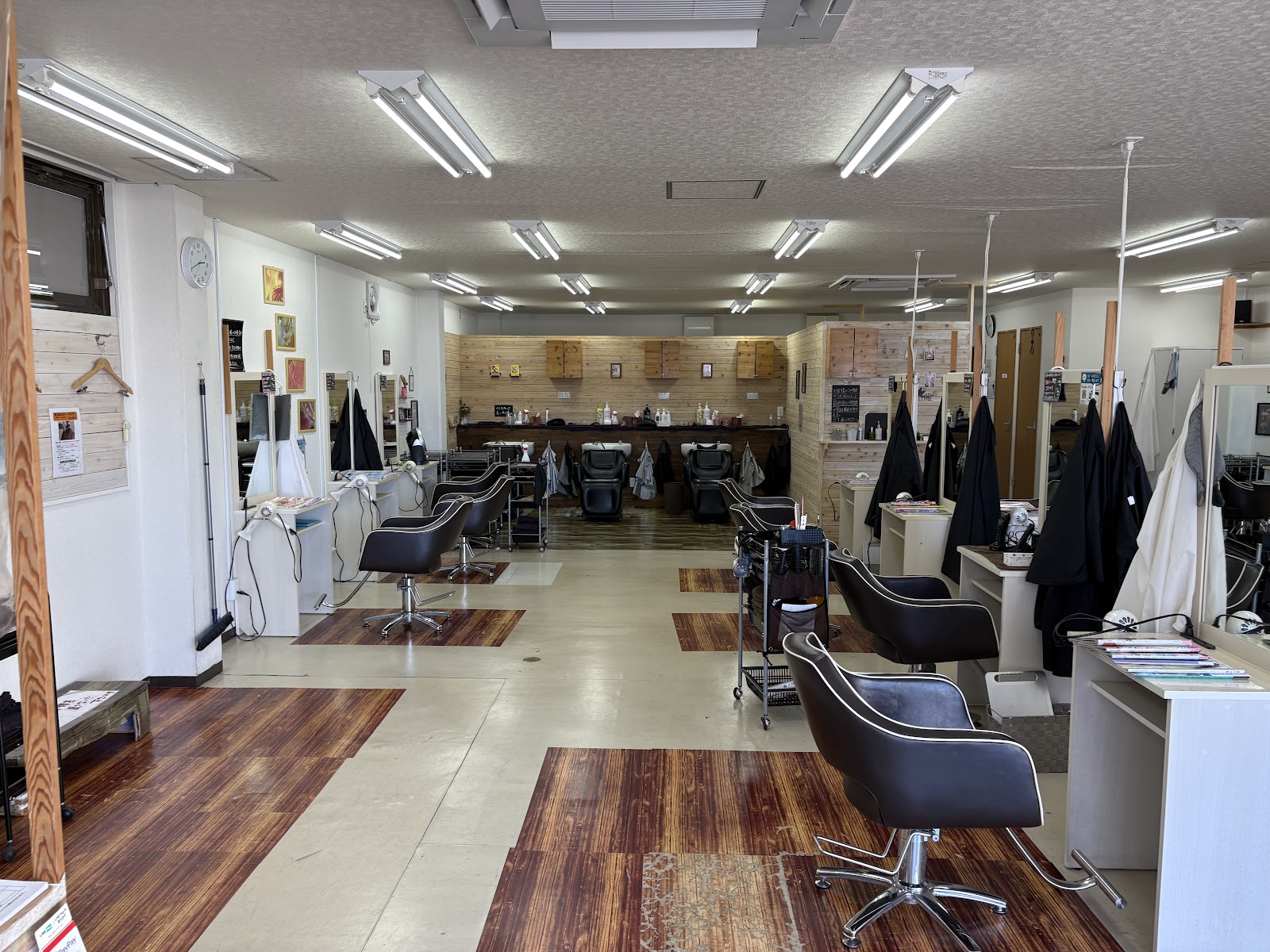 狭山のヘアーランド狭山店｜髪を整えるタイミングを考える方に役立つ店舗案内に関連するソフネットジャパン / Dr.ストレッチ / ヘアーランドのヘアーランド狭山店の店舗・雰囲気の写真 2