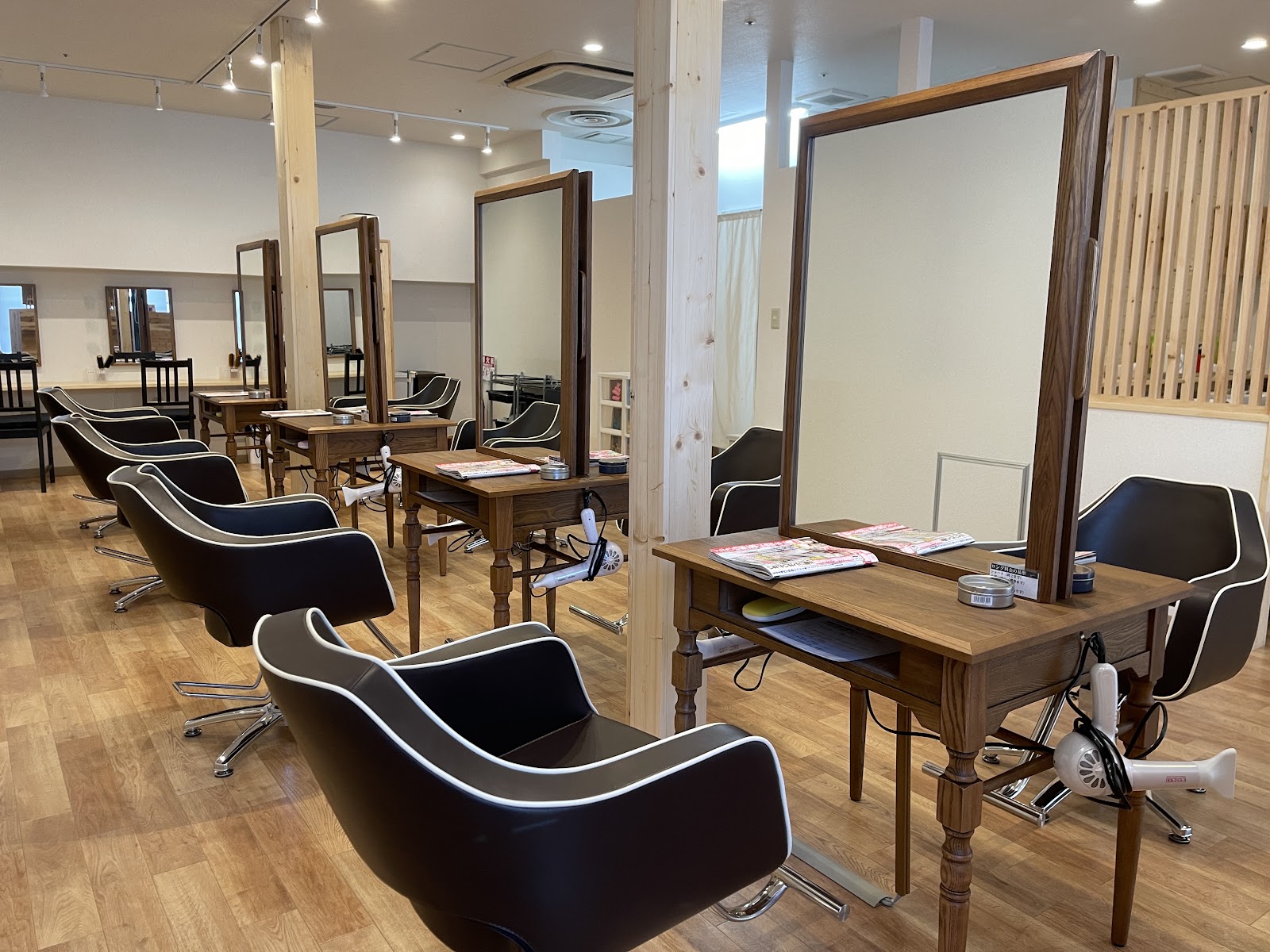 多摩平のヘアーランドイオンモール多摩平の森店|地域で通いやすい美容室を探す方に役立つ店舗案内に関連するソフネットジャパン / Dr.ストレッチ / ヘアーランドのヘアーランドイオンモール多摩平の森店の店舗・雰囲気の写真 3